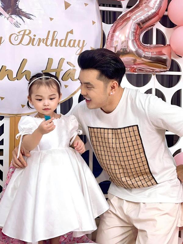 Vẻ ngoài đáng yêu của con gái Ưng Hoàng Phúc - siêu mẫu Kim Cương-4