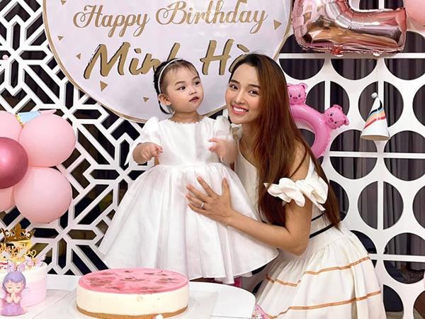 Vẻ ngoài đáng yêu của con gái Ưng Hoàng Phúc - siêu mẫu Kim Cương-5