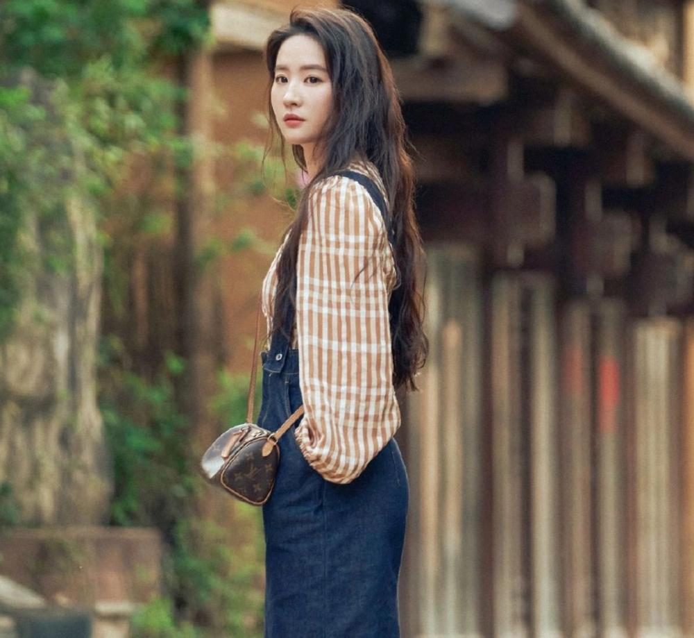 Lưu Diệc Phi nổi bật với bộ váy đỏ trễ nải, khoe khéo vai trần quyến rũ khiến MXH bùng nổ-2