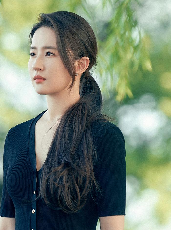 Lưu Diệc Phi nổi bật với bộ váy đỏ trễ nải, khoe khéo vai trần quyến rũ khiến MXH bùng nổ-3