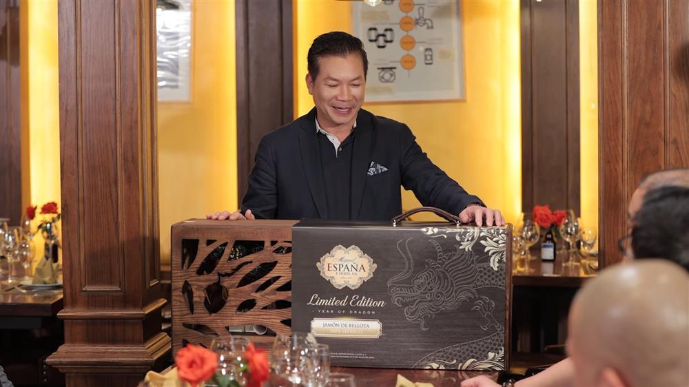 Đùi heo muối Shark Hưng mang về Việt Nam có gì đặc biệt mà giá tới 112 triệu đồng?-1