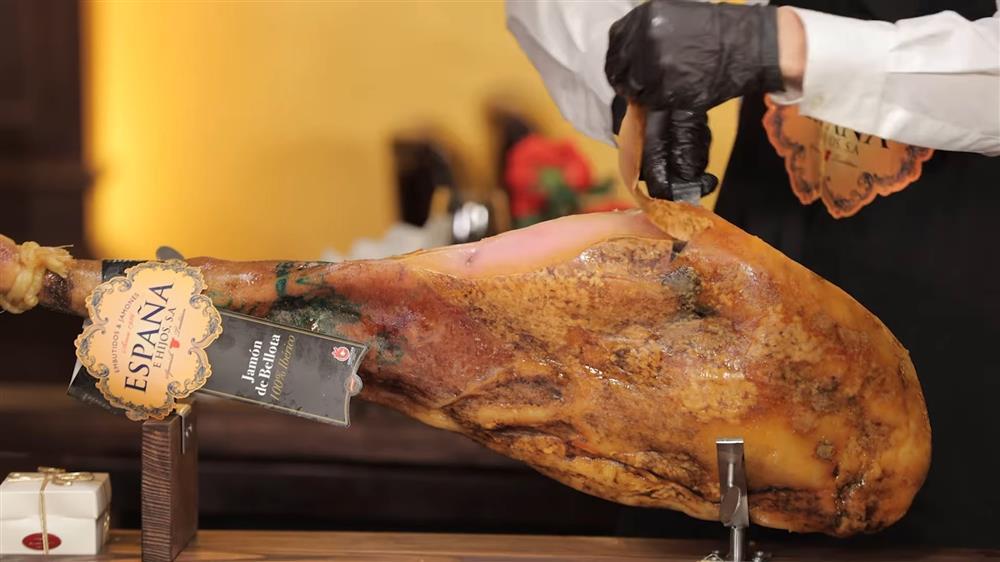 Đùi heo muối Shark Hưng mang về Việt Nam có gì đặc biệt mà giá tới 112 triệu đồng?-2