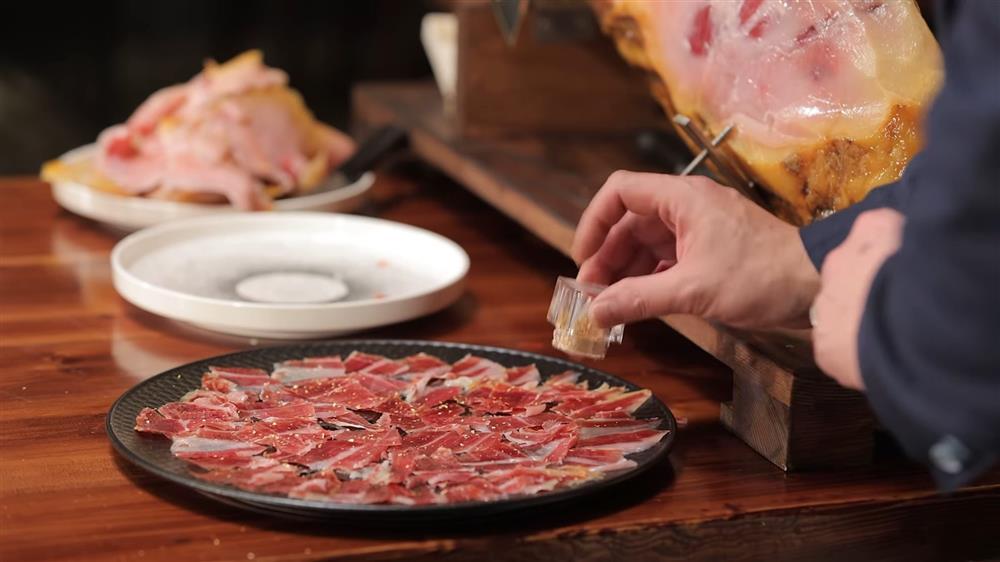 Đùi heo muối Shark Hưng mang về Việt Nam có gì đặc biệt mà giá tới 112 triệu đồng?-3