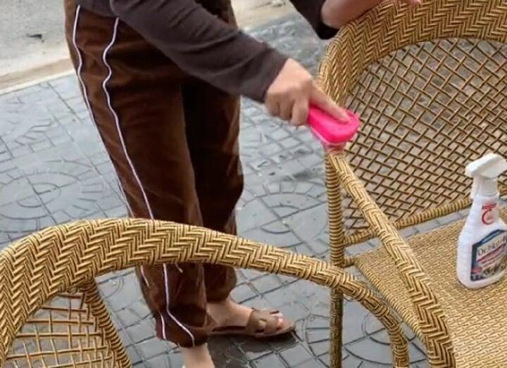 Dân mạng đua nhau khoe tuyệt chiêu làm sạch bàn ghế gỗ chạm trổ đón Tết-5