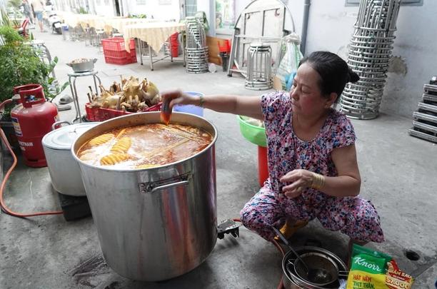 Ấm lòng tình người những ngày cận Tết: Chủ nhà chơi sộp chi 150 triệu làm tất niên, tặng quà công nhân thuê trọ-1