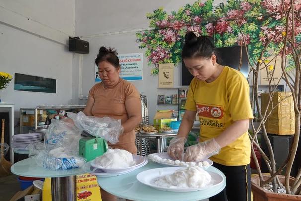 Ấm lòng tình người những ngày cận Tết: Chủ nhà chơi sộp chi 150 triệu làm tất niên, tặng quà công nhân thuê trọ-2