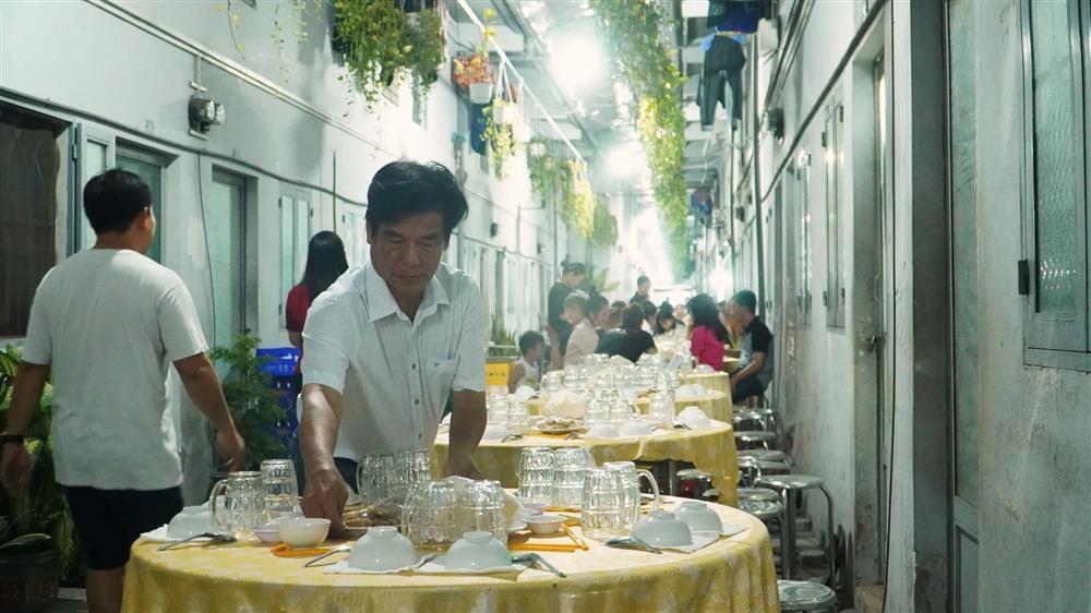 Ấm lòng tình người những ngày cận Tết: Chủ nhà chơi sộp chi 150 triệu làm tất niên, tặng quà công nhân thuê trọ-3