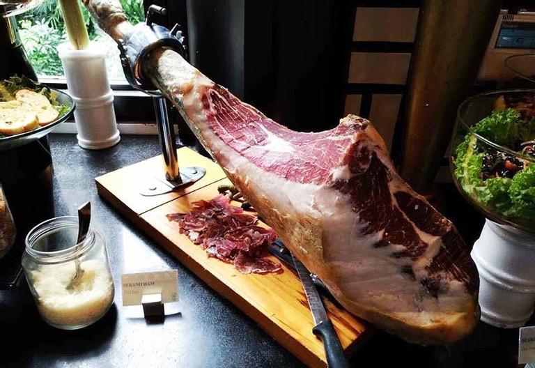 Dân buôn tiết lộ sự thật về đùi heo muối Tây Ban Nha bán tại thị trường Việt-1