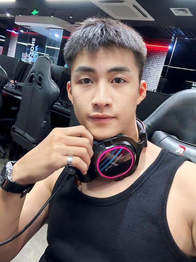 Chân dung em họ gây sóng gió cho cuộc tình Huyền Lizzie và Đức Hiếu Chúng Ta Của 8 Năm Sau-11