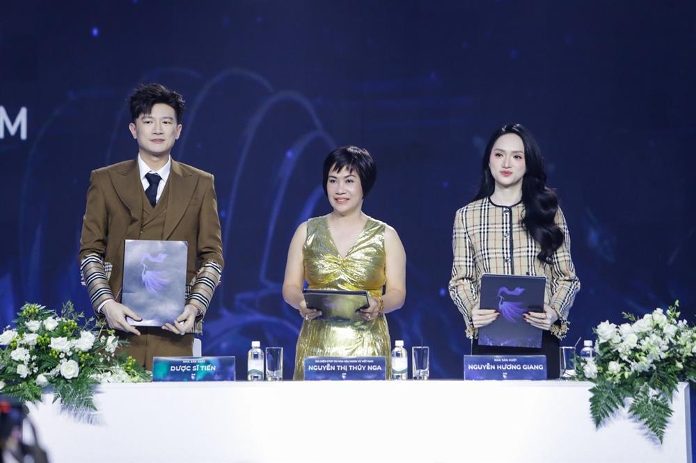 Lan Khuê từ chức, Dược sĩ Tiến, Hương Giang là nhà sản xuất của Miss Universe Vietnam-1