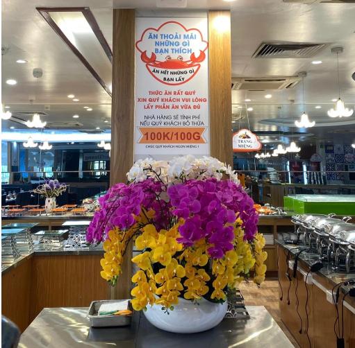 Khách nhét 10kg hải sản vào túi mang về: Ăn buffet giống ăn cỗ lấy phần