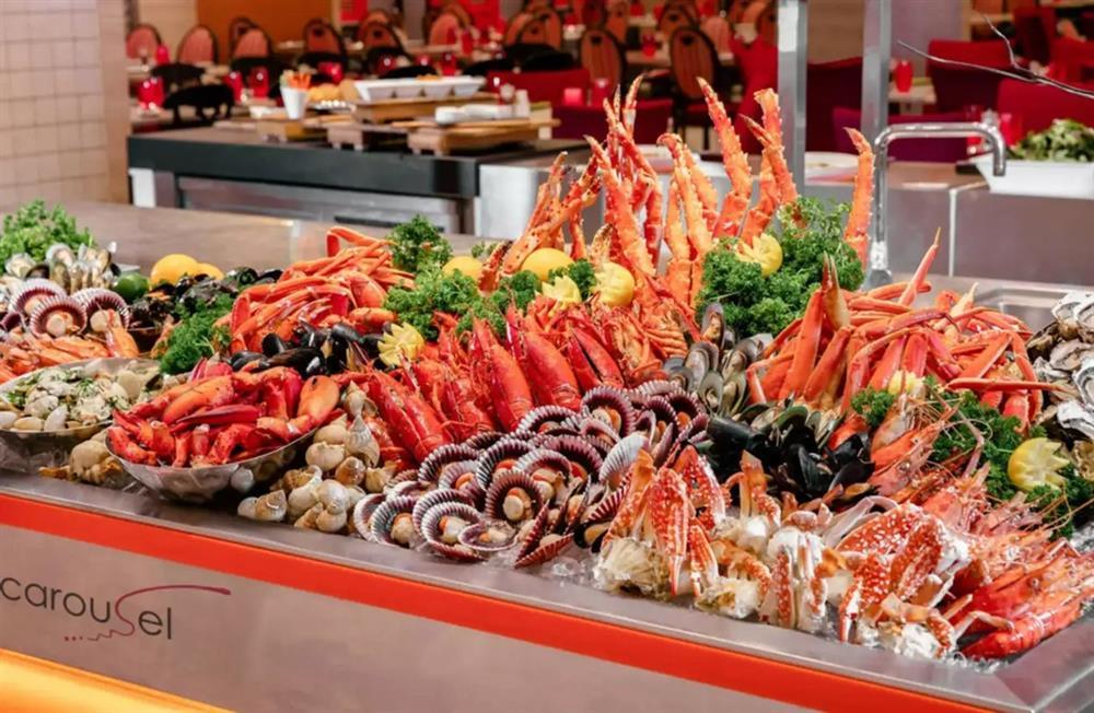Khách nhét 10kg hải sản vào túi mang về: Ăn buffet giống ăn cỗ lấy phần