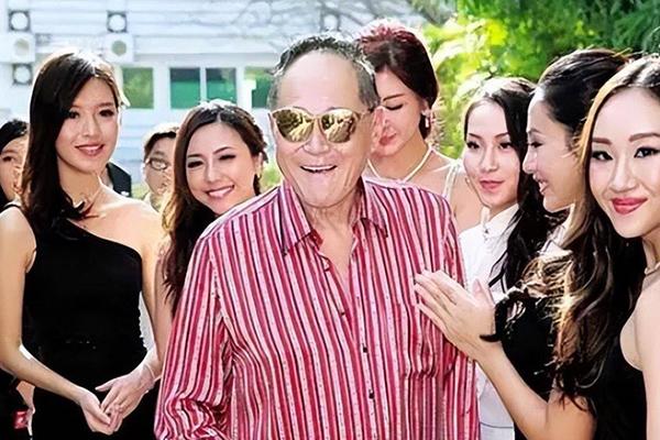 Vợ mới mất, tỷ phú U70 vội vã kết hôn với gái trẻ đẹp, cái kết gây bất ngờ-6