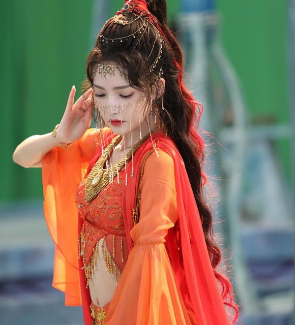 Mỹ nhân Tân Cương 10X đẹp lấn át Ngu Thư Hân-1