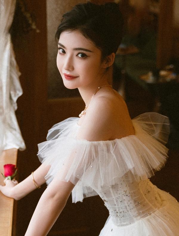 Mỹ nhân Tân Cương 10X đẹp lấn át Ngu Thư Hân-3