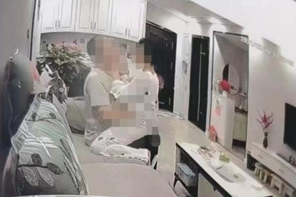 Lắp camera khi sang nước ngoài công tác, chồng phát hiện bí mật mà vợ giấu kín hơn 7 năm-1