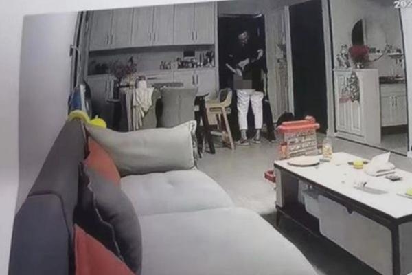 Lắp camera khi sang nước ngoài công tác, chồng phát hiện bí mật mà vợ giấu kín hơn 7 năm-2