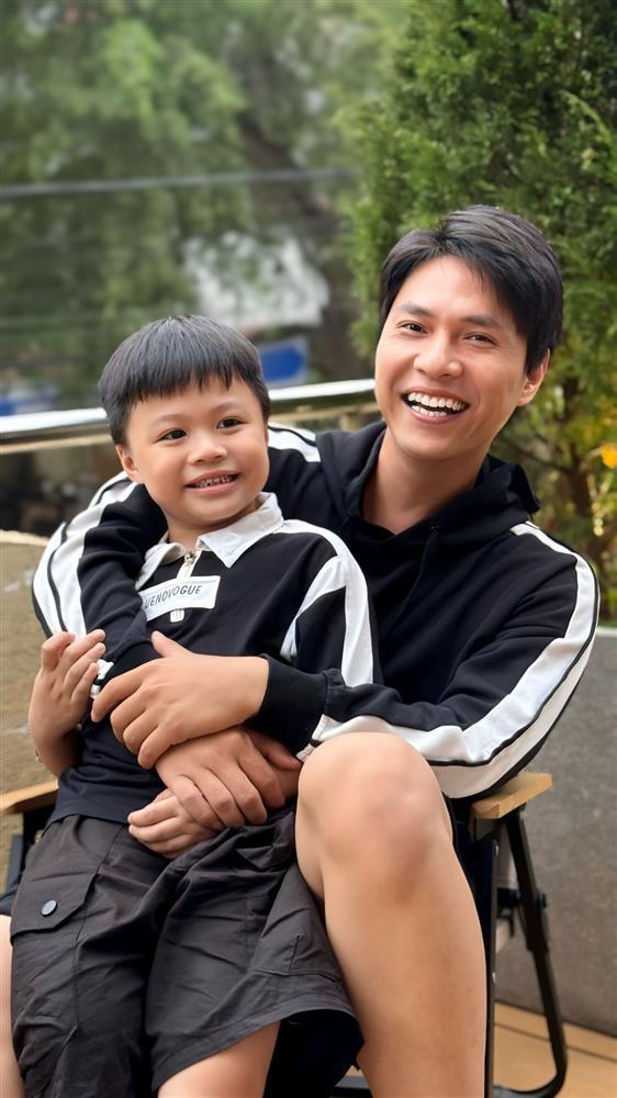 Nam thần phim giờ vàng hiếm hoi công khai hình ảnh con trai giờ đã 5 tuổi, vợ cũ là một hotgirl xinh đẹp-2