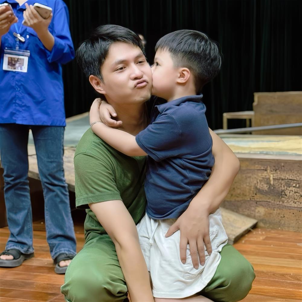 Nam thần phim giờ vàng hiếm hoi công khai hình ảnh con trai giờ đã 5 tuổi, vợ cũ là một hotgirl xinh đẹp-4