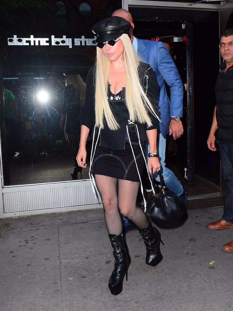 Lady Gaga biến hóa độc đáo với phong cách thời trang nữ cao bồi-4