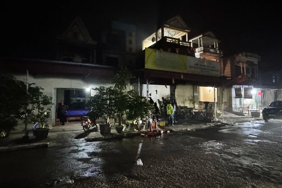 Cảnh sát giải cứu người dân mắc kẹt trong căn nhà cháy-3