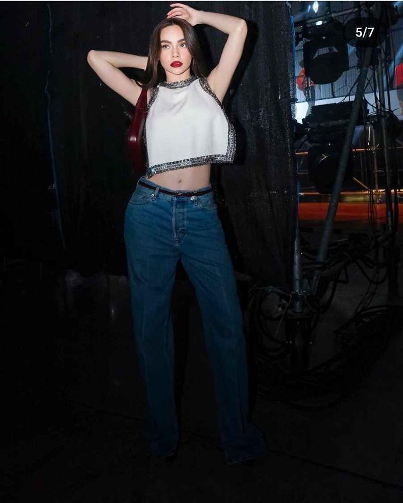 Hồ Ngọc Hà diện áo lộ nguyên tấm lưng trần xuống phố, dân tình băn khoăn cách mặc-1