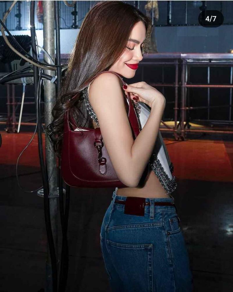 Hồ Ngọc Hà diện áo lộ nguyên tấm lưng trần xuống phố, dân tình băn khoăn cách mặc-2