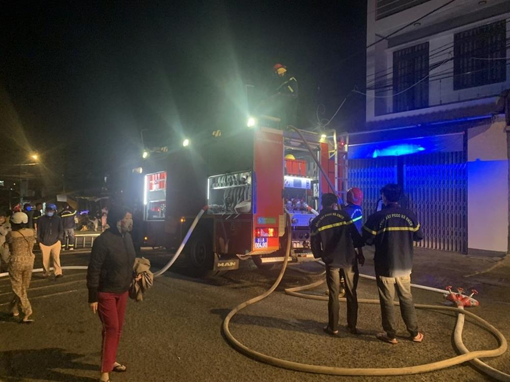 Cảnh sát giải cứu người dân mắc kẹt trong căn nhà cháy