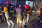 Cảnh sát giải cứu người dân mắc kẹt trong căn nhà cháy