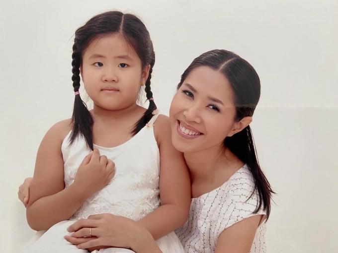 MC Quỳnh Hoa hiếm hoi tiết lộ cuộc sống hôn nhân hơn 26 năm, con gái duy nhất hiện du học tại nước ngoài-3