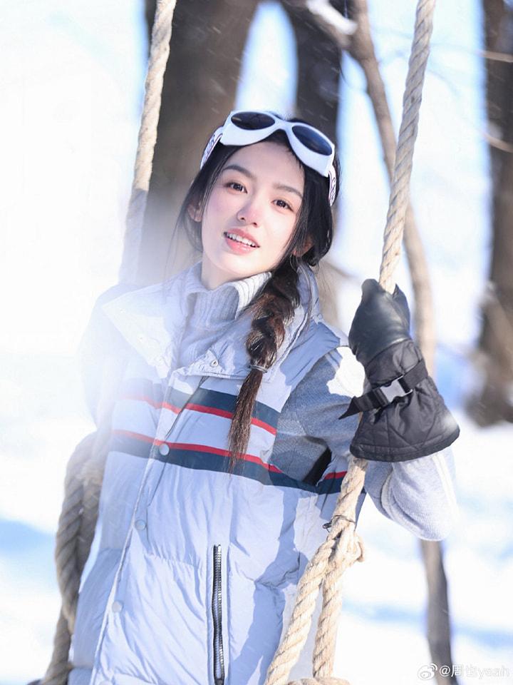 Châu Dã khoe ảnh check-in dưới trời tuyết mùa đông, nhan sắc đời thường khiến fan ngỡ ngàng-1