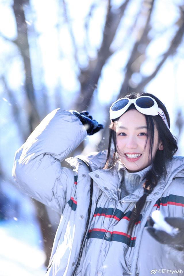 Châu Dã khoe ảnh check-in dưới trời tuyết mùa đông, nhan sắc đời thường khiến fan ngỡ ngàng-2