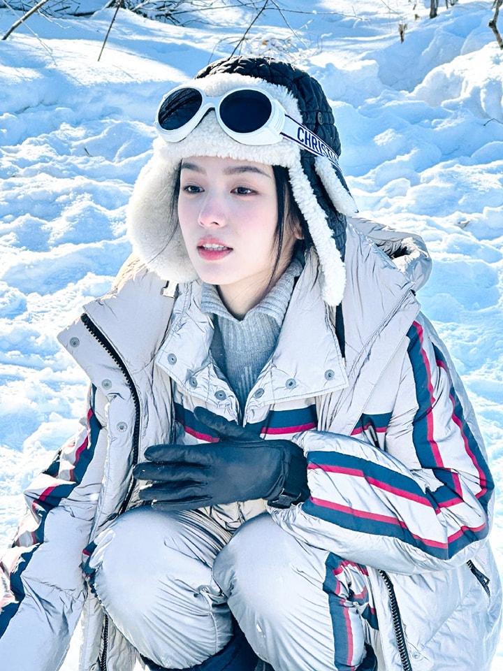 Châu Dã khoe ảnh check-in dưới trời tuyết mùa đông, nhan sắc đời thường khiến fan ngỡ ngàng-3
