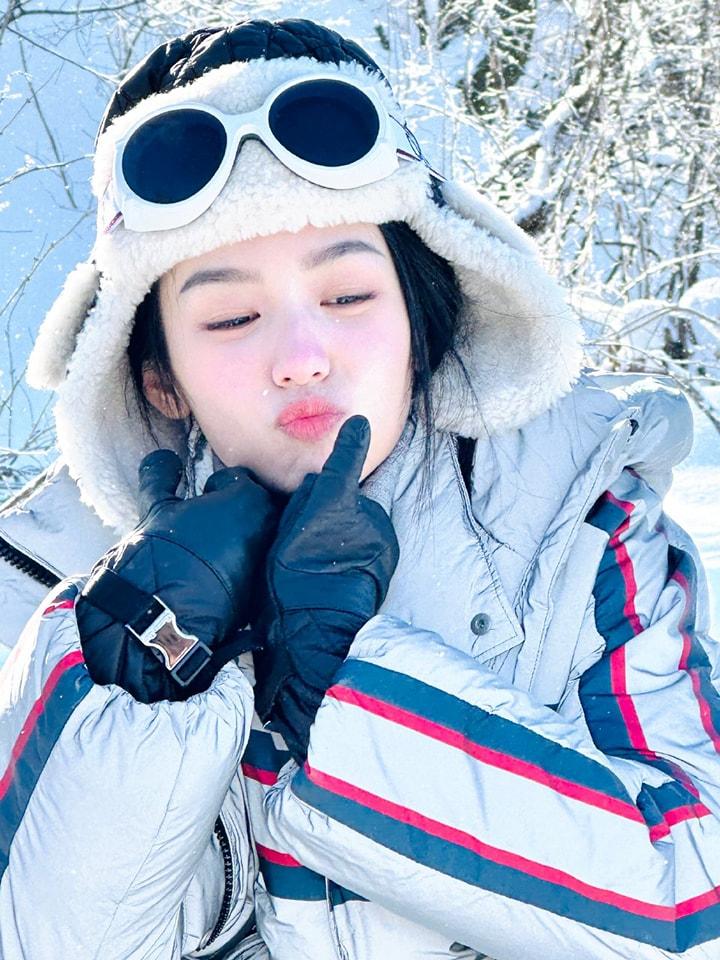 Châu Dã khoe ảnh check-in dưới trời tuyết mùa đông, nhan sắc đời thường khiến fan ngỡ ngàng-4