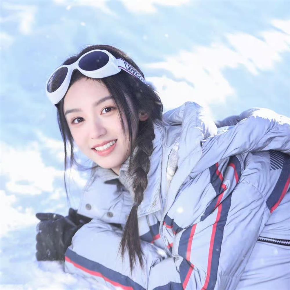 Châu Dã khoe ảnh check-in dưới trời tuyết mùa đông, nhan sắc đời thường khiến fan ngỡ ngàng-5