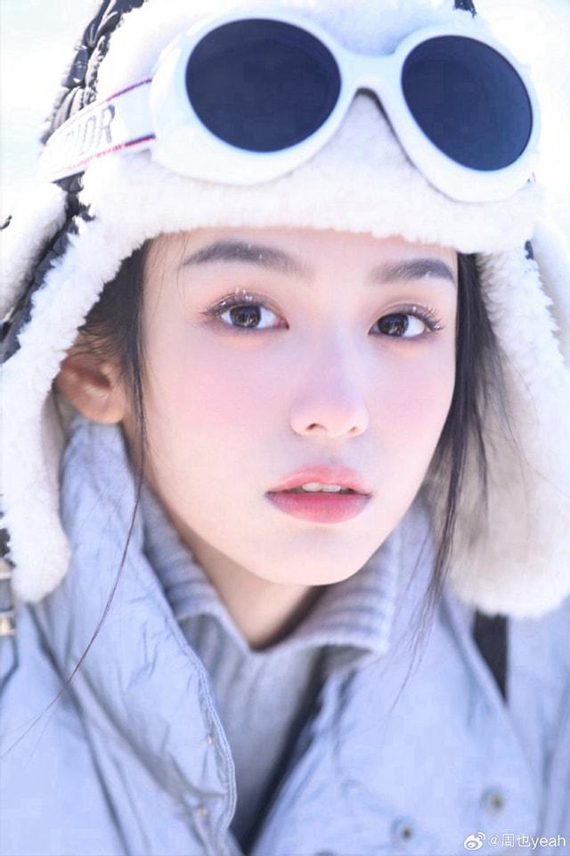 Châu Dã khoe ảnh check-in dưới trời tuyết mùa đông, nhan sắc đời thường khiến fan ngỡ ngàng-6