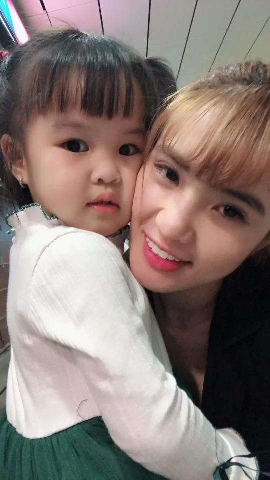 Em gái Công Vinh làm mẹ đơn thân khi con 1 tháng tuổi, 7 năm xa xứ đi kiếm tiền, giờ con gái lớn xinh hệt mẹ-2