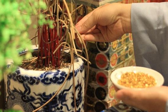 Cách bao sái bàn thờ, rút tỉa chân nhang để cả năm 2024 may mắn