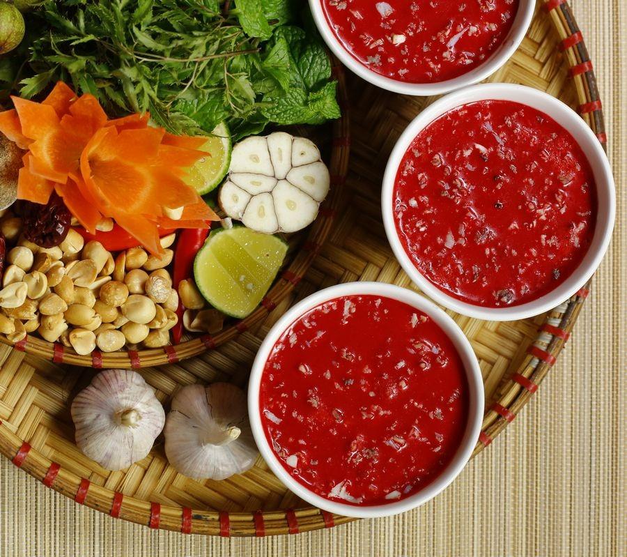 Ăn tiết canh kèm uống rượu mạnh diệt được sán?-1