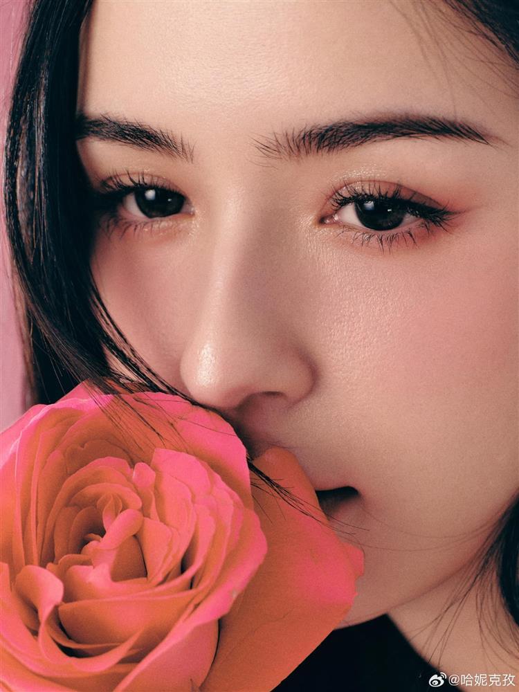 Cáp Ni Khắc Tư khoe vẻ đẹp quyến rũ trong bộ ảnh mừng sinh nhật tuổi 28-1