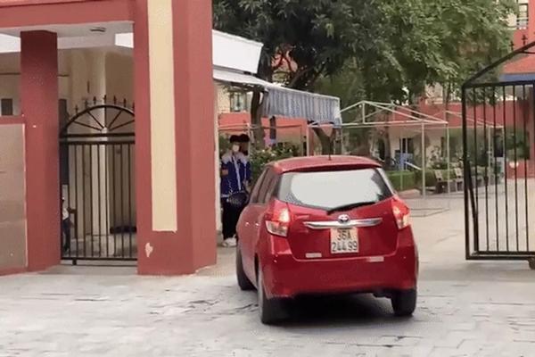 Xác minh việc học sinh đứng ở cổng trường chào giáo viên giữa trời lạnh giá-1