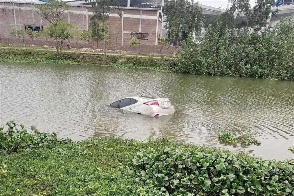 Người hùng kể nhảy xuống sông, cứu nữ tài xế mắc kẹt trong ô tô đang chìm-1