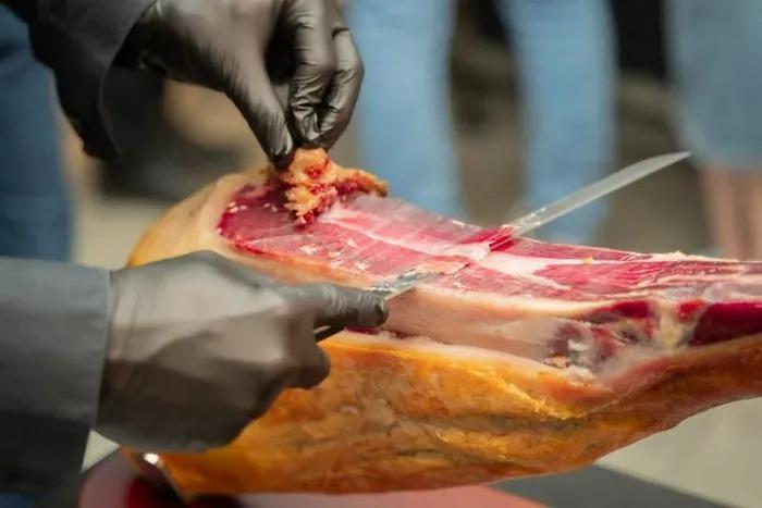 Đùi heo đắt nhất thế giới về Việt Nam có giá 112 triệu đồng/chiếc, dân buôn nói gì?-5