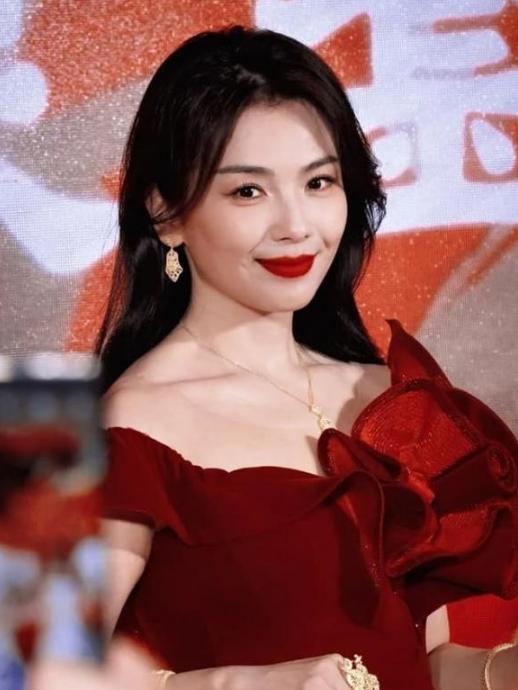 Lưu Đào gây bão vì vóc dáng đồng hồ cát, tỉ lệ eo hông mãn nhãn ở tuổi U50-1