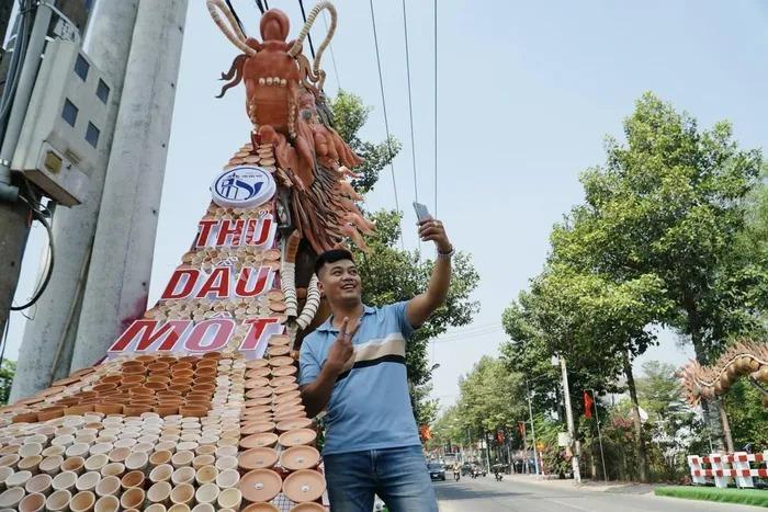 Nhiều người đến check-in cùng cặp rồng lu độc lạ ở Bình Dương-11