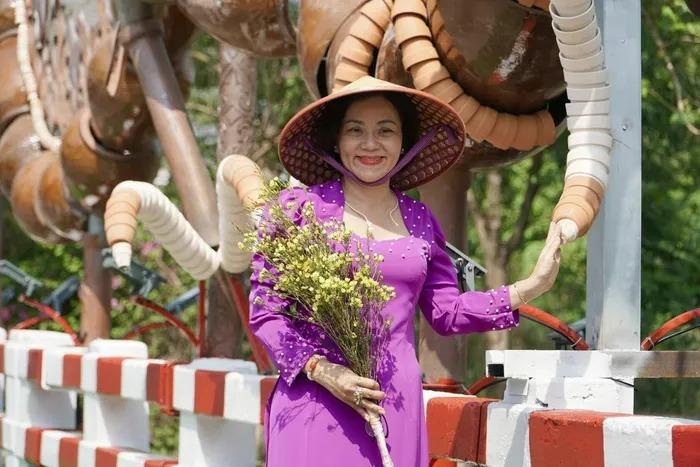 Nhiều người đến check-in cùng cặp rồng lu độc lạ ở Bình Dương-12