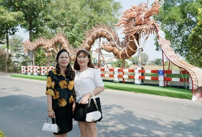 Nhiều người đến check-in cùng cặp rồng lu độc lạ ở Bình Dương-13