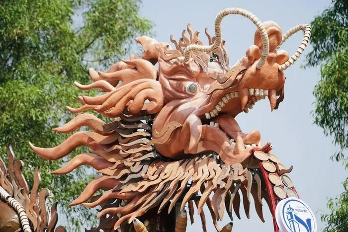 Nhiều người đến check-in cùng cặp rồng lu độc lạ ở Bình Dương-4