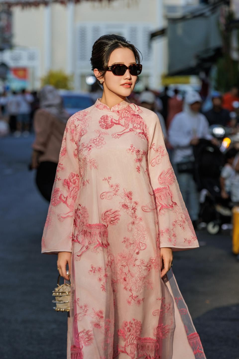 Phu nhân Phan Thành xúng xính áo dài chụp ảnh Tết sau 1 tháng sinh con, visual mẹ bỉm đỉnh cỡ nào?-3