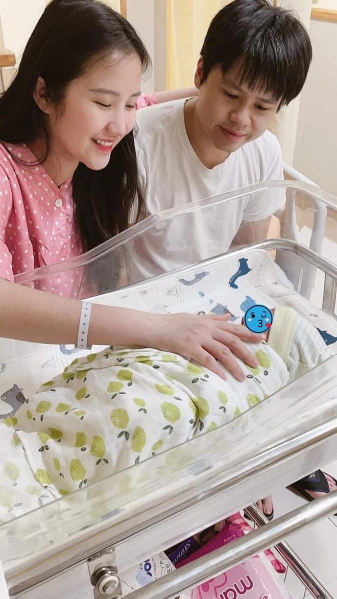 Phu nhân Phan Thành xúng xính áo dài chụp ảnh Tết sau 1 tháng sinh con, visual mẹ bỉm đỉnh cỡ nào?-7